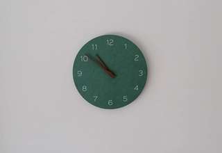 Un reloj minimalista de pared