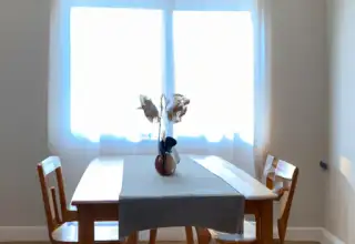 Decoración minimalista de una sala comedor: cómo crear un ambiente acogedor y relajado.