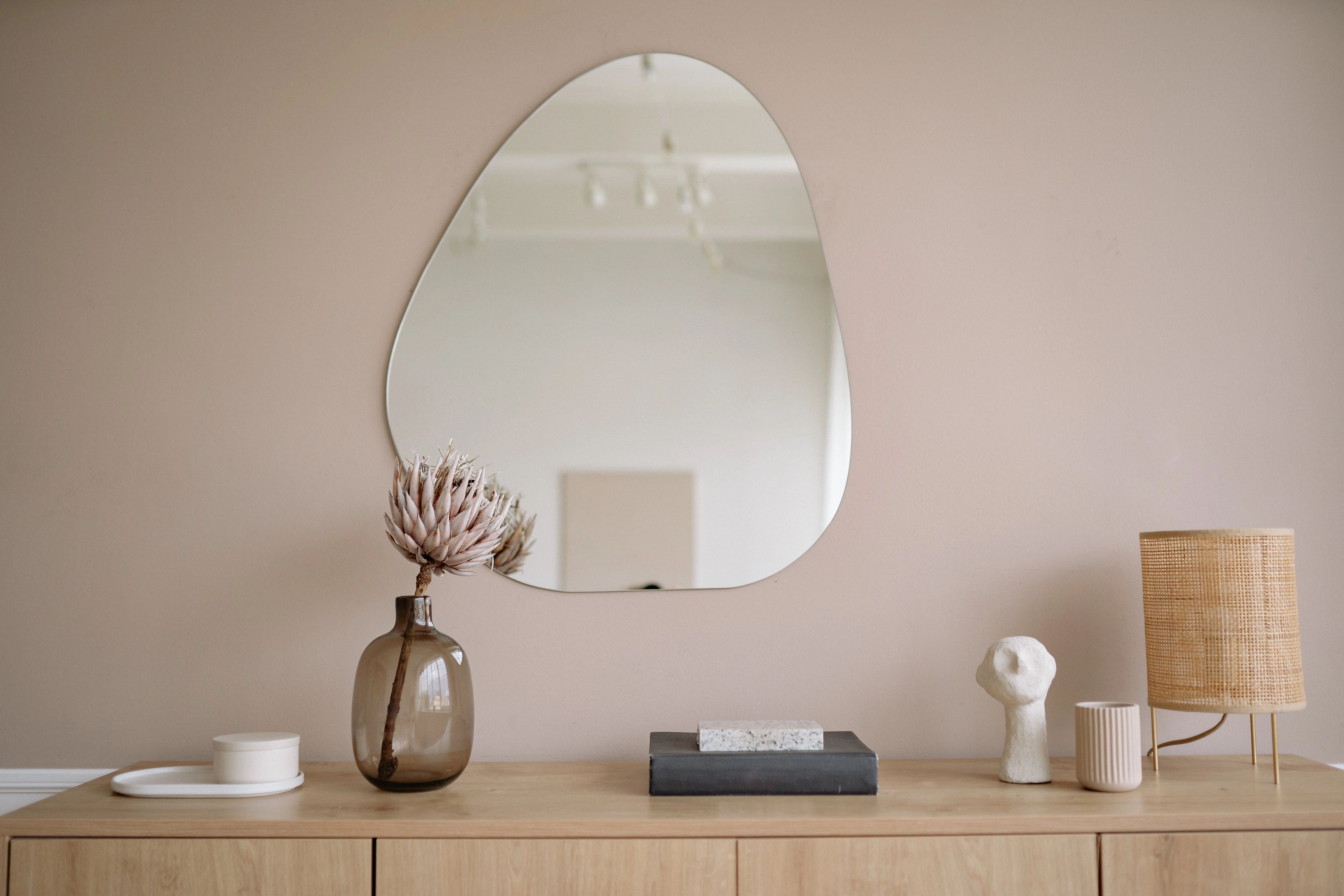 Espejos complementando la decoración minimalista de una sala.
