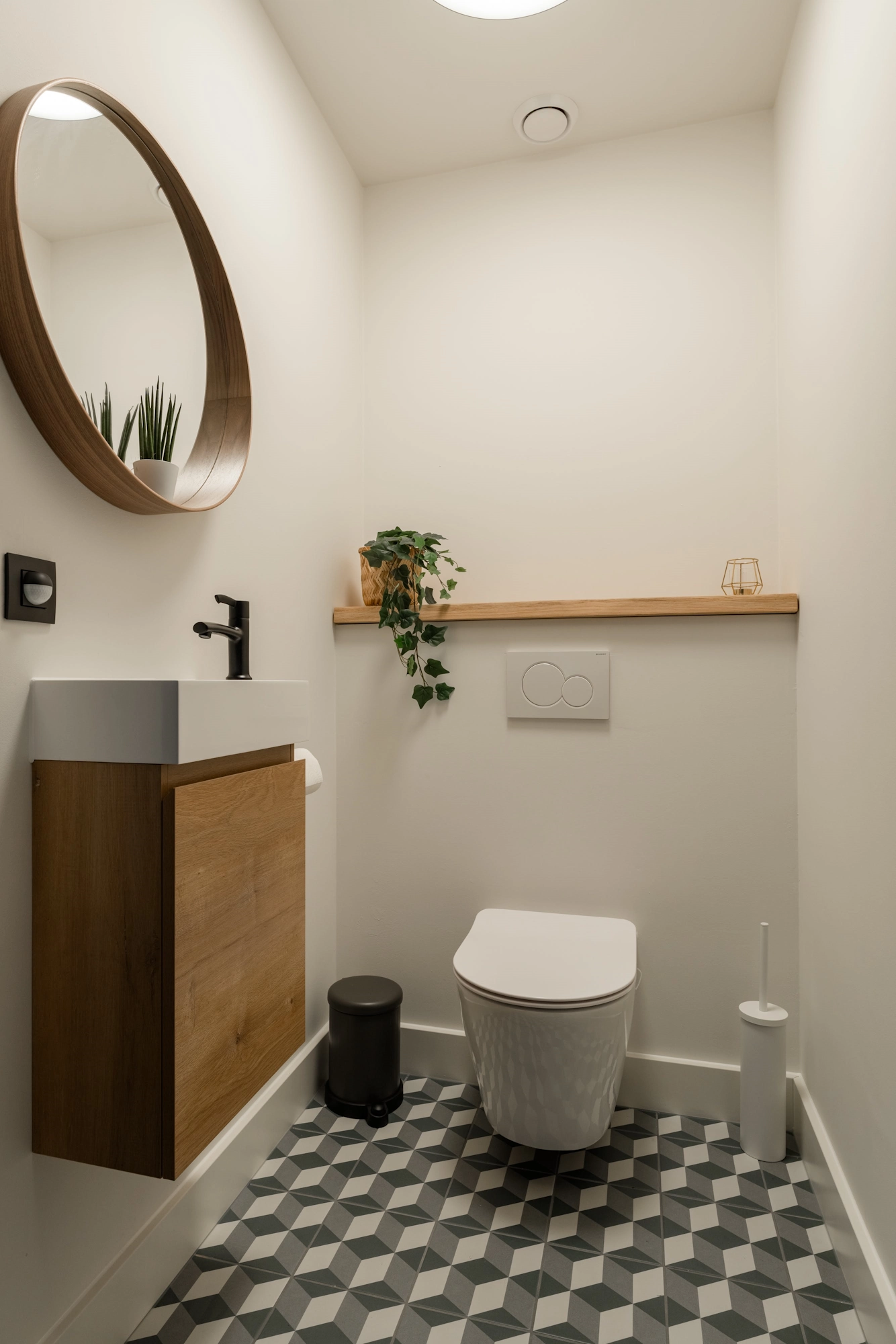 Un baño contemporáneo con un diseño minimalista.