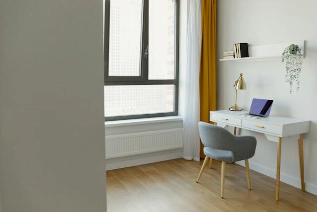 Un espacio de trabajo que encapsula la esencia del mobiliario minimalista.