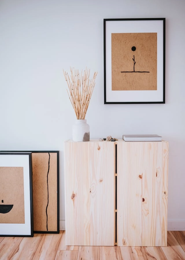 La madera es ideal para un ambiente minimalista cálido y sereno.